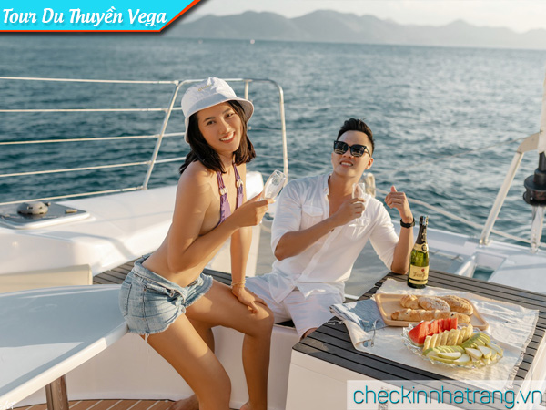 Tour du thuyền Vega Yacht Nha Trang 2